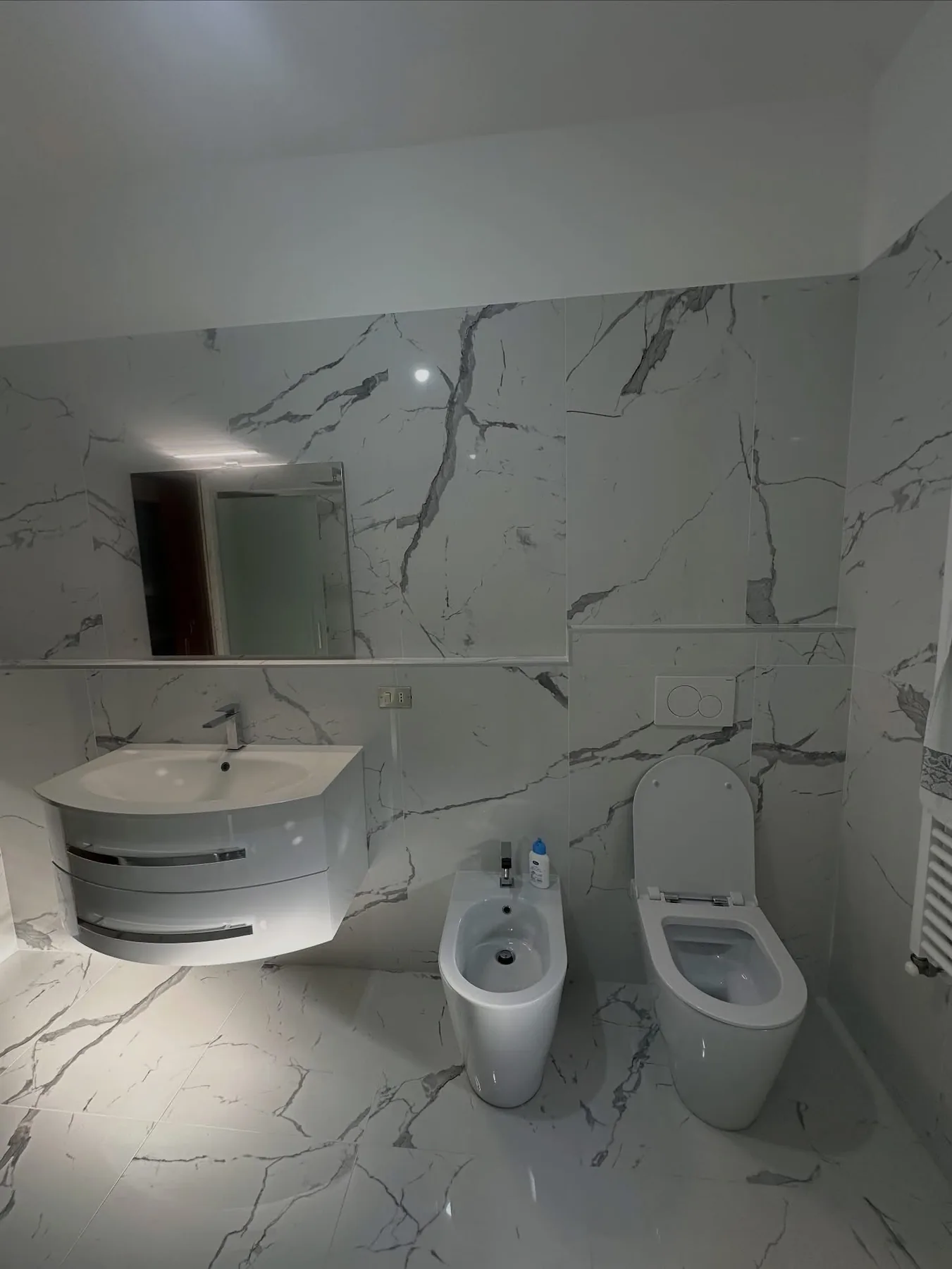 Ristrutturazione bagno effetto marmo